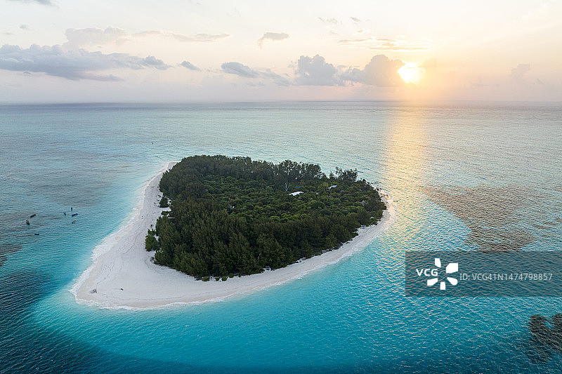 黎明时分海洋中央的异国情调环礁图片素材