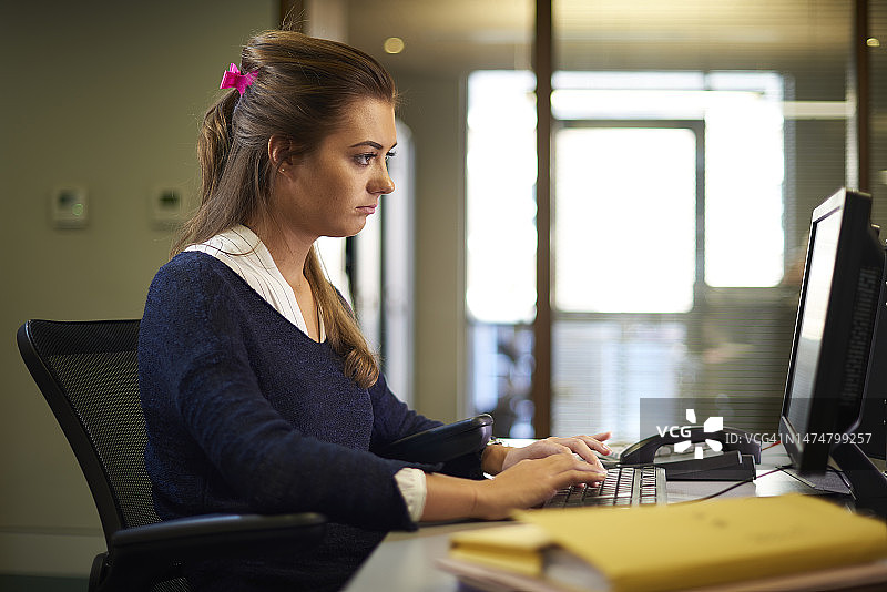 感到无聊的办公室职员图片素材