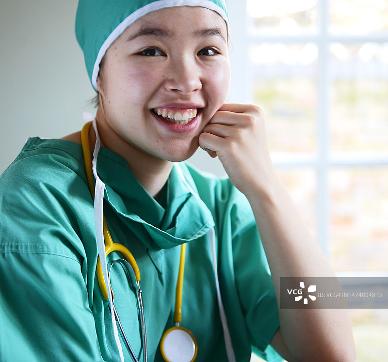 快乐的辛勤工作的医生图片素材