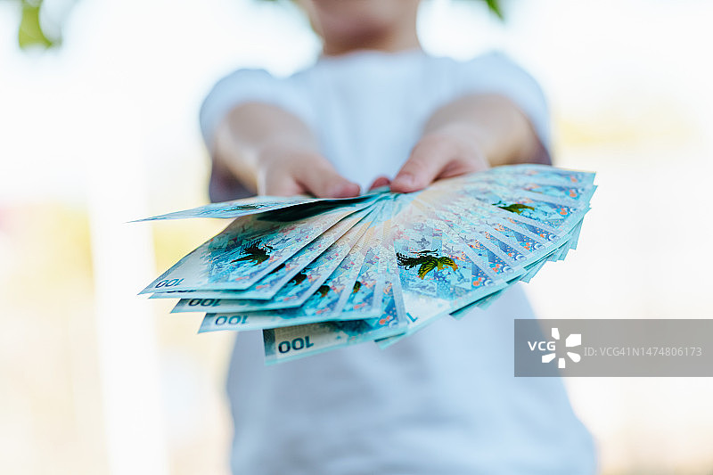 男孩拿着扇子和钱图片素材