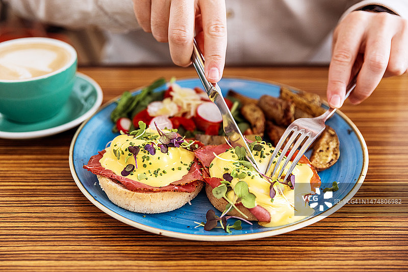 吃培根班尼迪克蛋早餐的男人特写图片素材