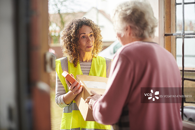给年长妇女的包裹图片素材