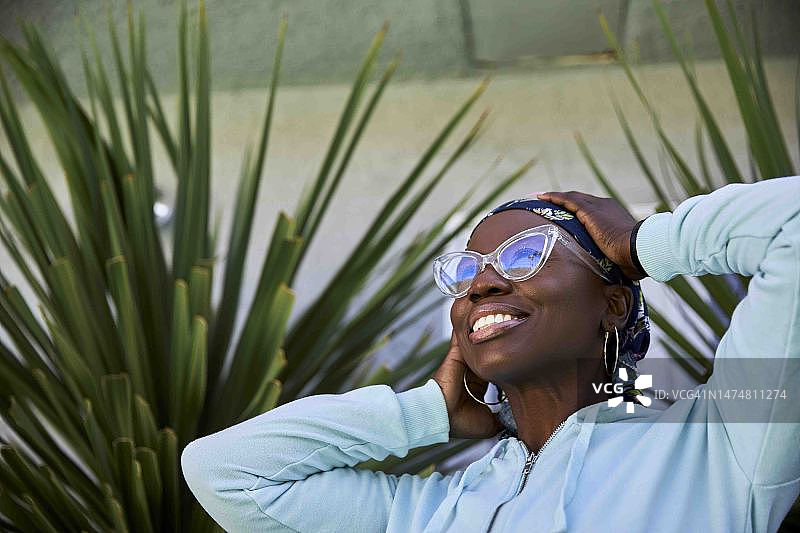 低角度：癌症患者双手抱头图片素材