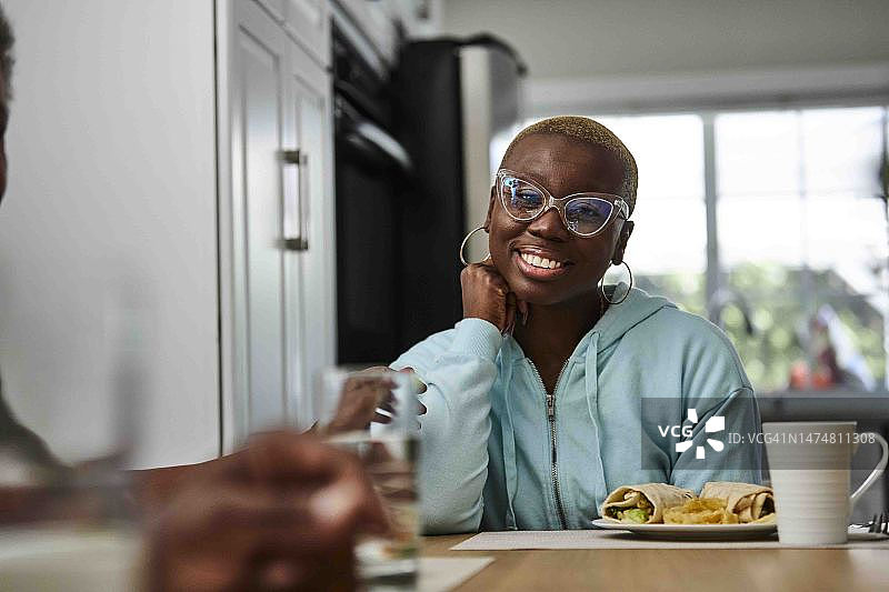 女性癌症幸存者与家人用餐图片素材
