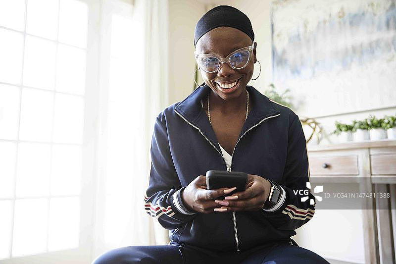 癌症幸存者在家中使用智能手机图片素材