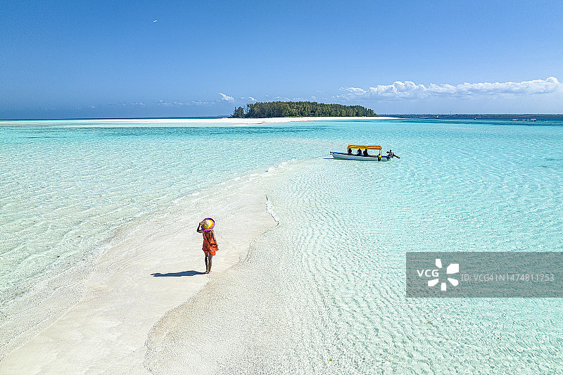 女人在田园诗般的海滩上行走图片素材