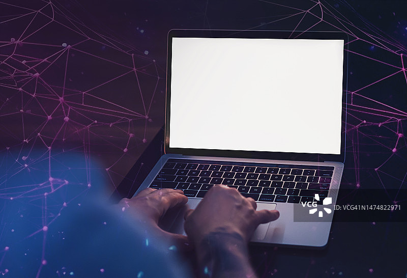 在笔记本电脑上打字的男性双手，屏幕为白色，背景是人工智能网络。键盘特写。互联网技术、网络安全、在线、AI概念图片素材