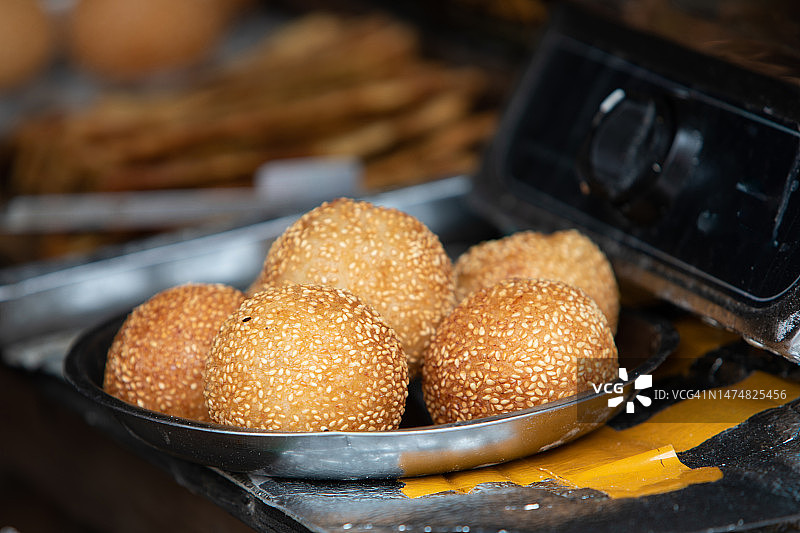 早餐店售卖的炸糍饭团图片素材