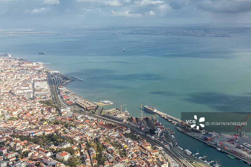 里斯本市和塔霍河沿岸港口的鸟瞰图图片素材