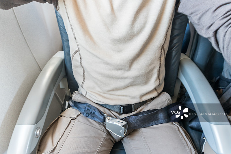 飞机内系好安全带的乘客图片素材