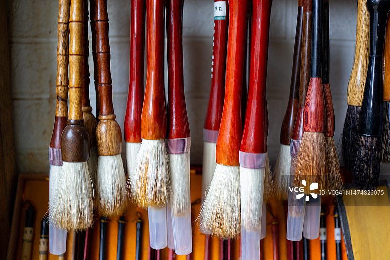 出售的悬挂式中国书法毛笔图片素材