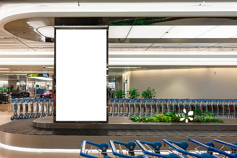 机场行李提取处的广告牌图片素材