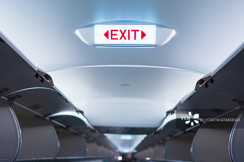 客机机舱内天花板上的紧急出口标志图片素材