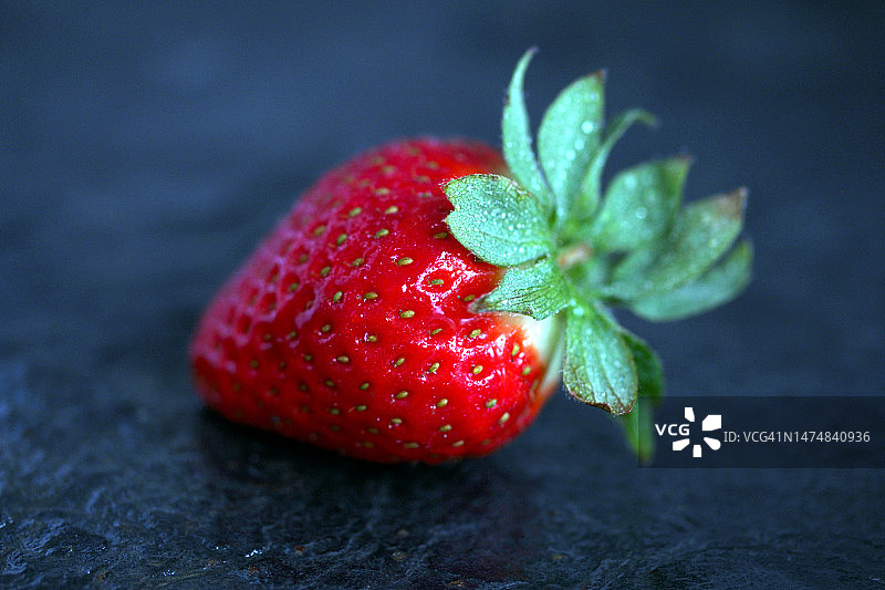 黑色背景上的草莓图片素材