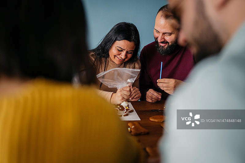 朋友们庆祝复活节图片素材