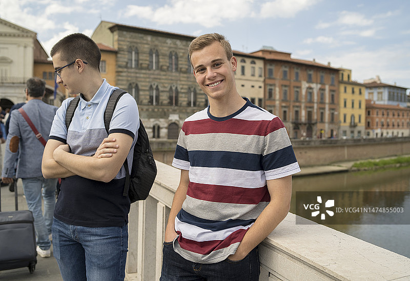 户外：两位男性朋友图片素材