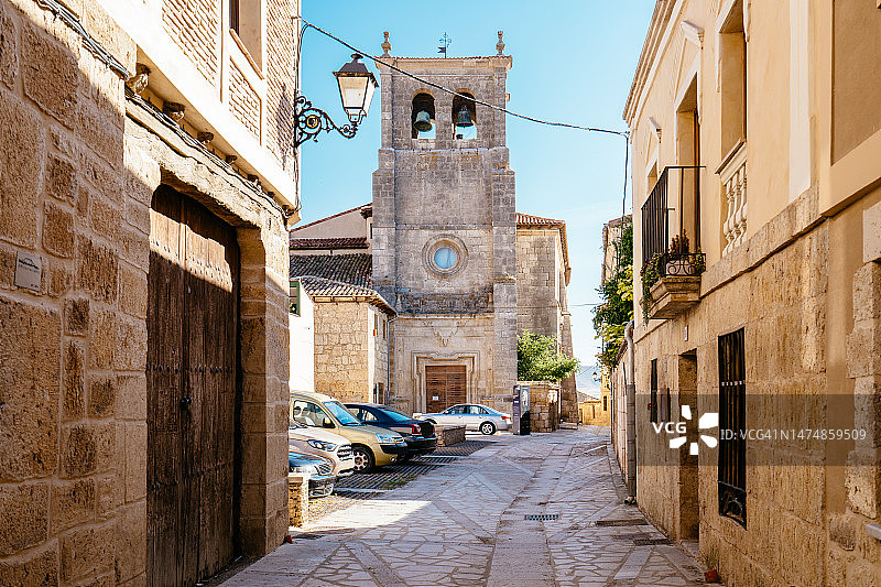 穿过卡斯特罗赫里斯村庄的“圣地亚哥之路”图片素材
