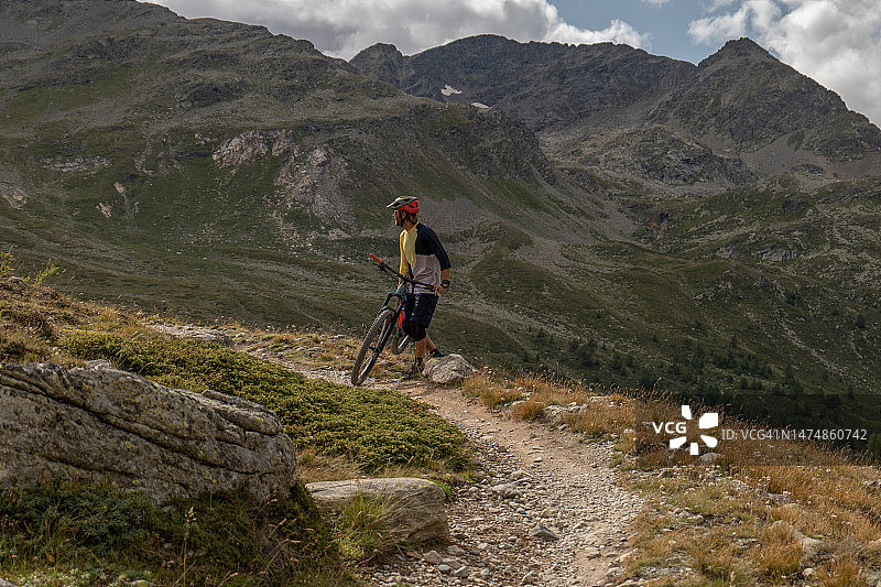 山地自行车骑行者在山脉中休息图片素材