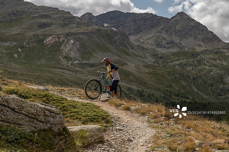山地自行车骑行者在山脉中休息图片素材