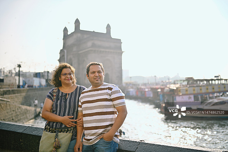 在印度孟买印度门游玩的微笑情侣图片素材
