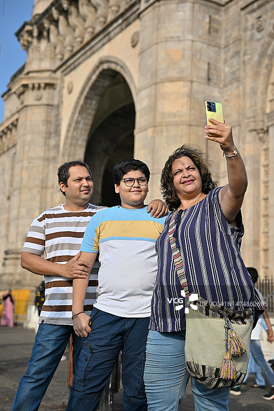 游客在印度孟买印度门海港与家人自拍图片素材