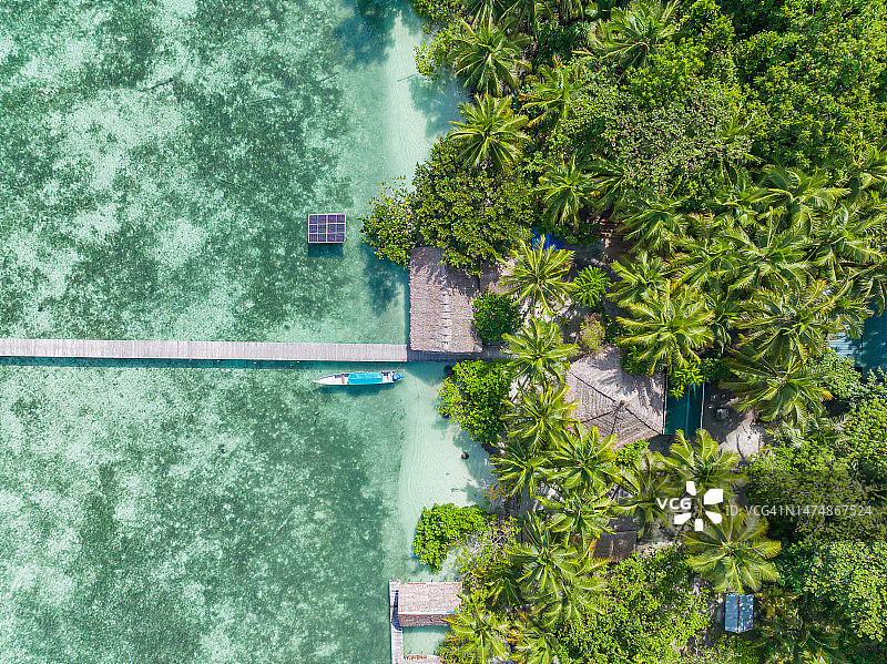 航拍连接海岛度假村的木栈道图片素材