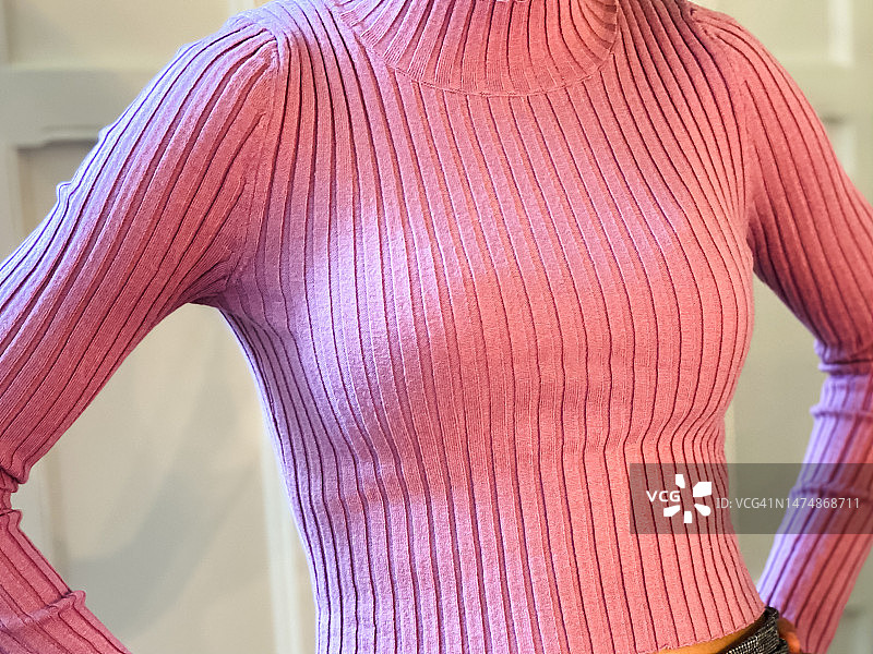 穿着粉色毛衣的青少年女性图片素材