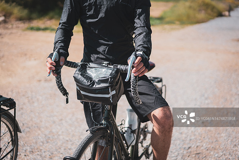 男骑行者骑街头自行车特写图片素材