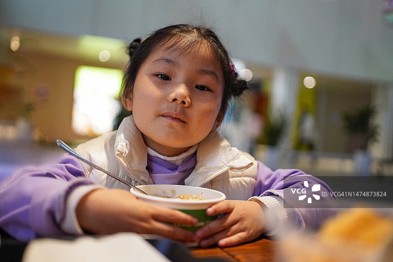 可爱的小女孩享用美味晚餐图片素材