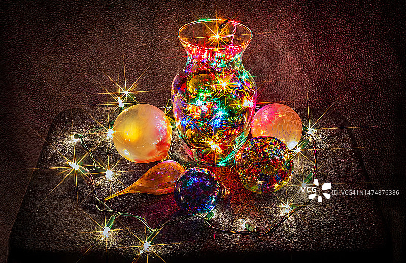 玻璃球饰品与明亮灯光图片素材