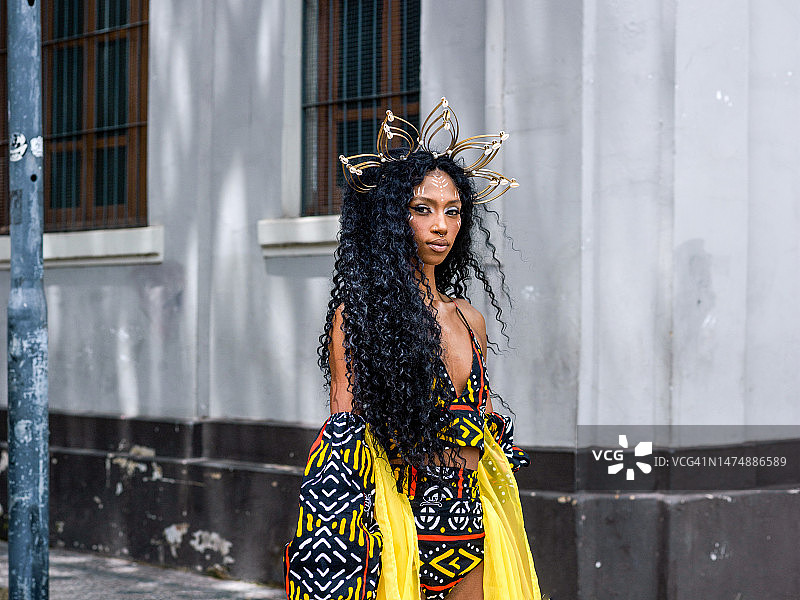 在街上看镜头的年轻黑人女子肖像图片素材