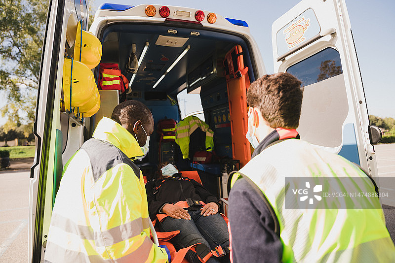 将受伤女子抬上救护车图片素材
