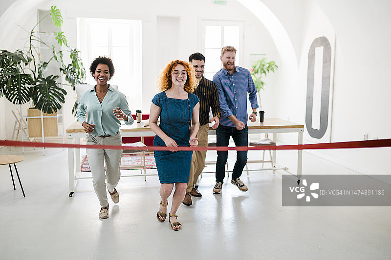 快乐的企业家们在办公室的运动比赛中玩得很开心图片素材