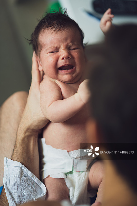 父亲抱着新生婴儿图片素材