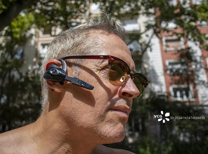 男人无线通话图片素材