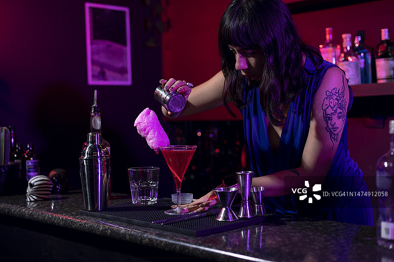 酒吧女招待在俱乐部酒吧装饰饮品图片素材