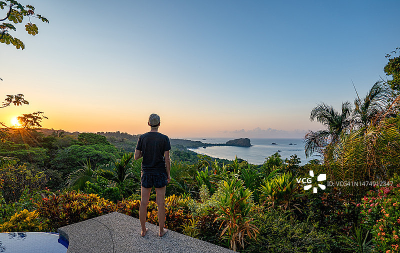 女人在哥斯达黎加曼努埃尔·安东尼奥国家公园欣赏日出美景图片素材