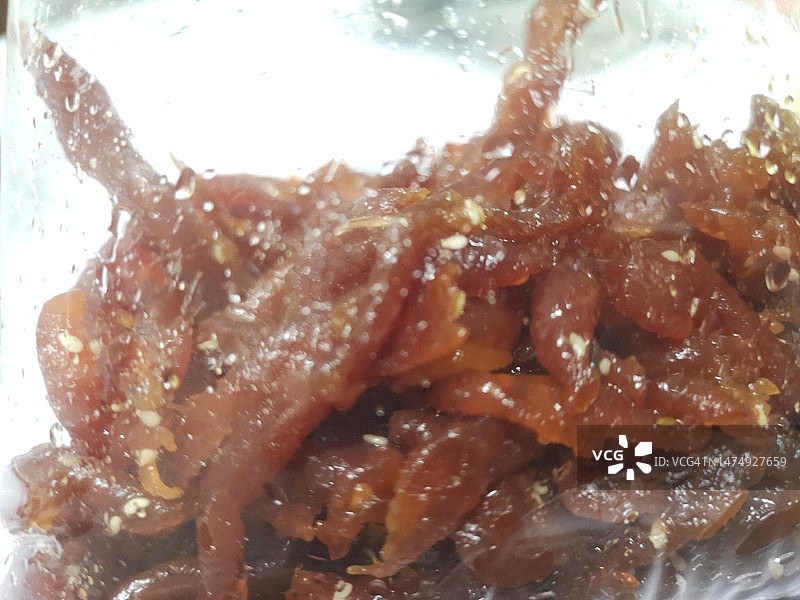 焦糖猪肉，透明塑料袋装炸猪肉图片素材