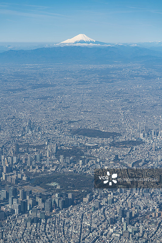 飞机航拍日本富士山和东京景色图片素材