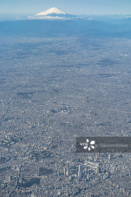 飞机航拍日本富士山和东京景色图片素材