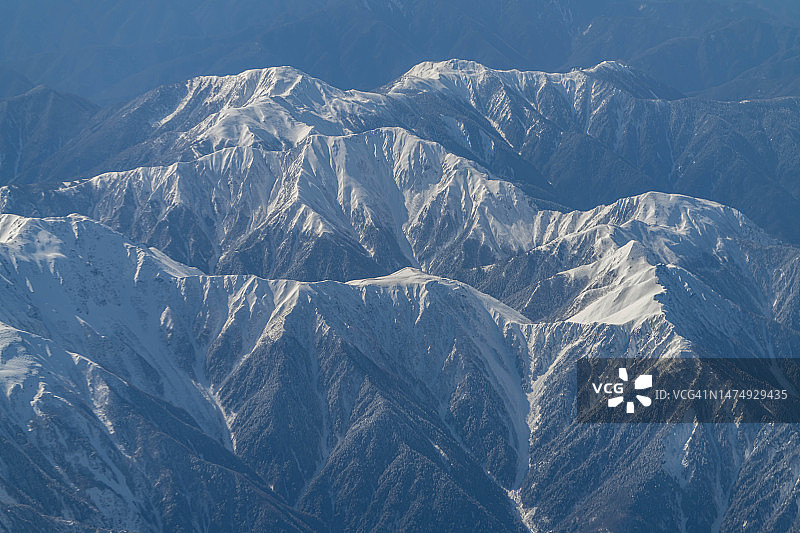 飞机航拍日本静冈县和长野县的赤石山脉雪景图片素材