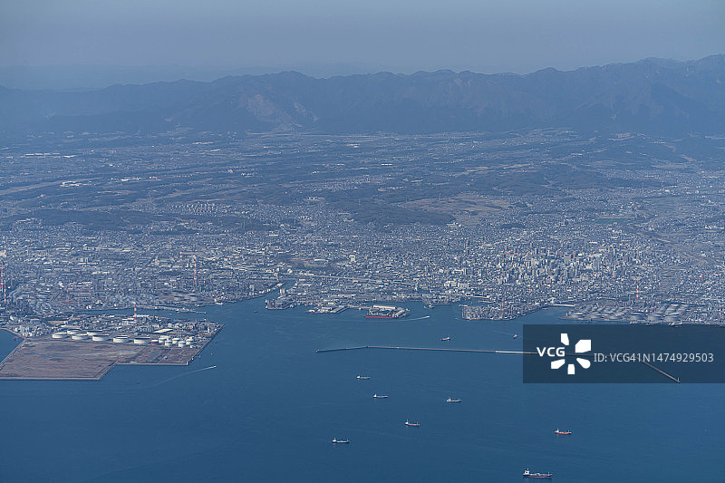 从飞机上俯瞰日本三重县四日市图片素材