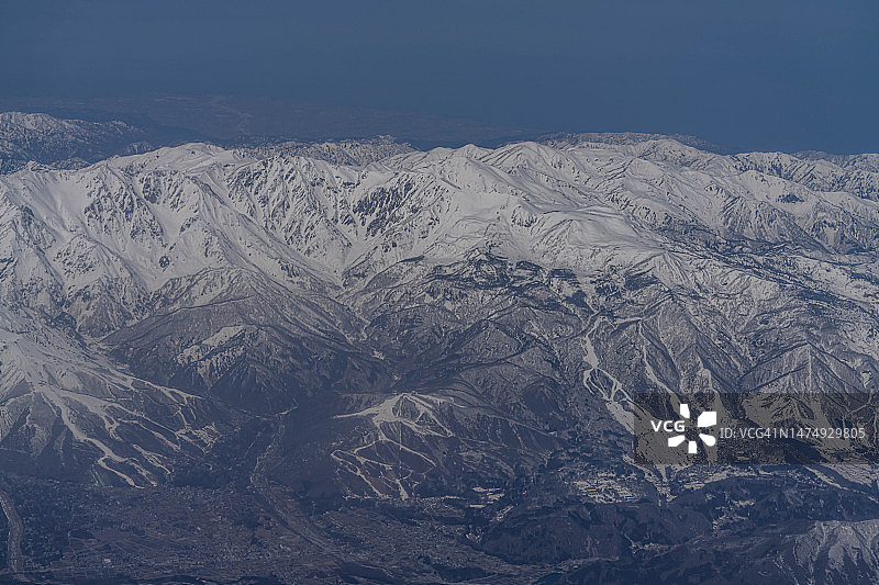 从飞机上俯瞰日本长野县白马山脉的雪景图片素材