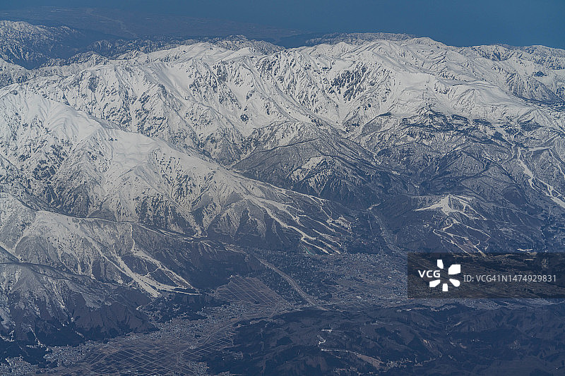 从飞机上俯瞰日本长野县白马山脉的雪景图片素材