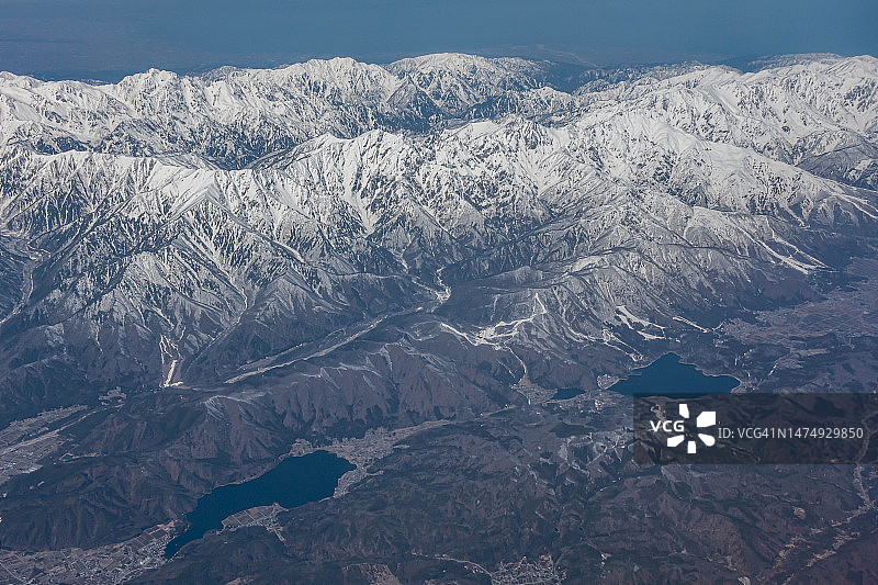 从飞机上俯瞰日本长野和富山的白雪皑皑的白马山脉和立山山脉图片素材