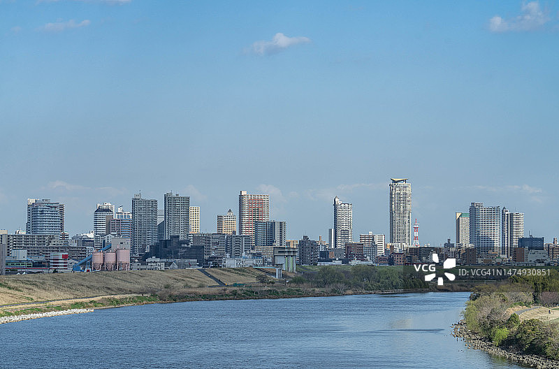 日本埼玉县的城市河畔建筑图片素材