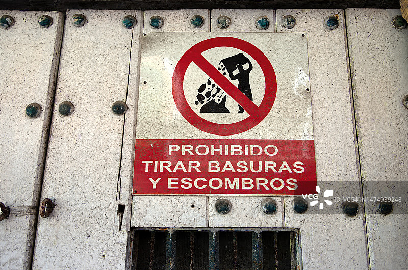 西班牙语标志：“禁止倾倒垃圾和碎片”图片素材