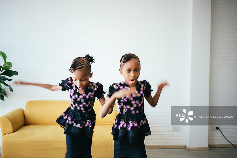 玩耍的非洲双胞胎女孩图片素材