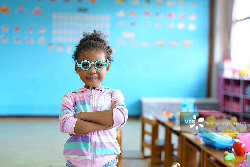自信微笑，准备学习的学龄前女孩图片素材