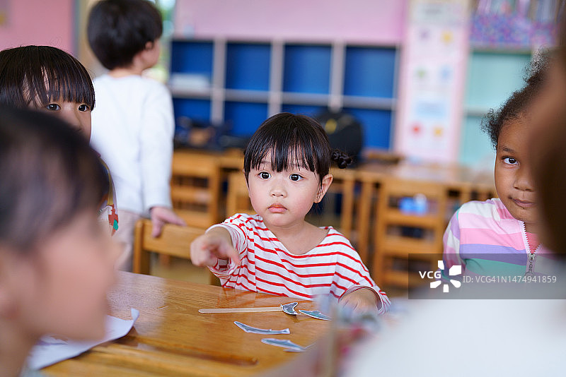 孩子们在课堂上与老师和朋友互动学习图片素材